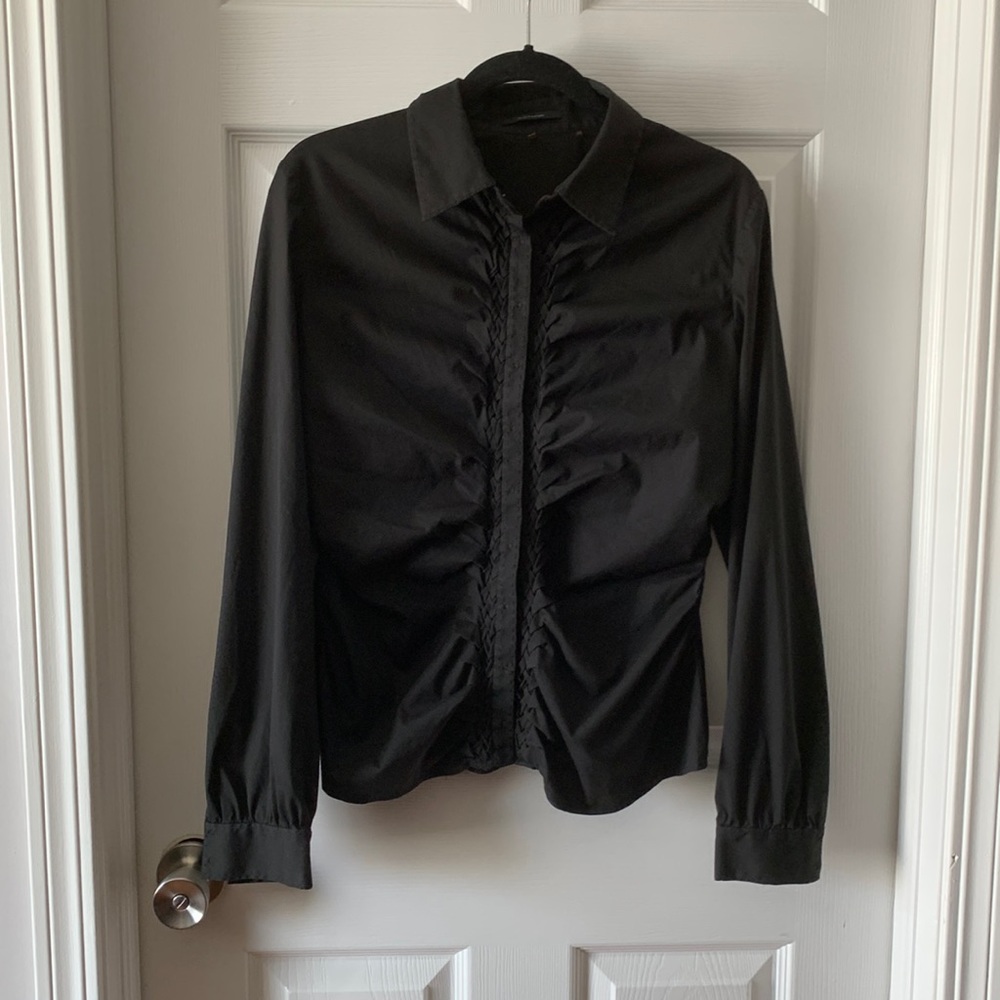 ElieTahari sharp blouse. Perfect addition to your wardrobe. Nice detail on front